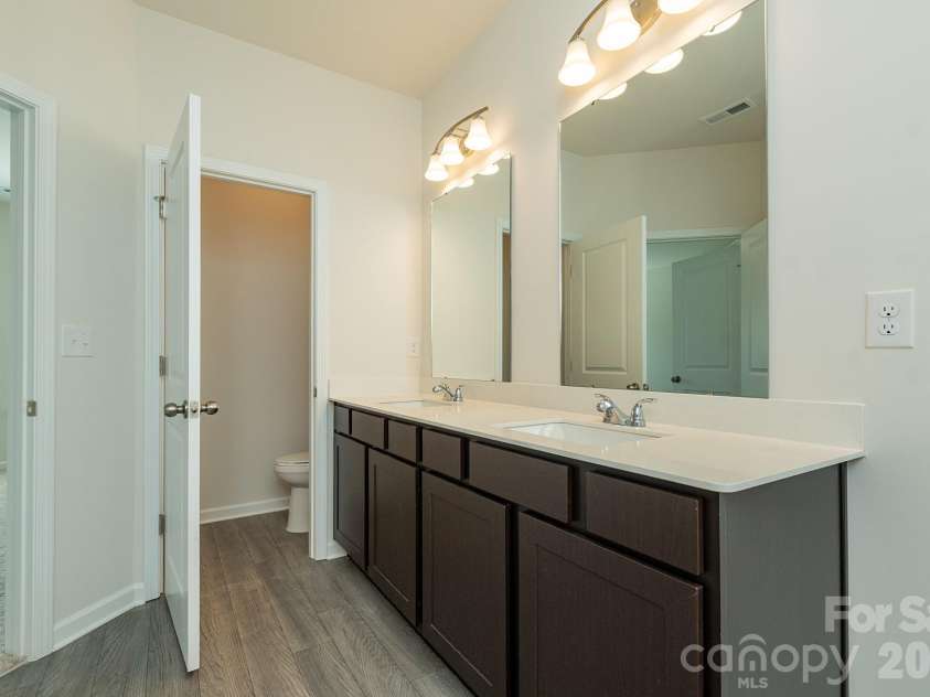 6116 Jasmine Branch Road, Charlotte, NC 28216.  MLS# CAR4425461, YatesRealty ID 51171. Primary Bath
