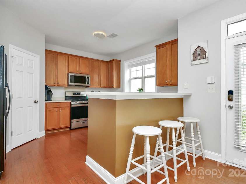 18710 Coverdale Court, Cornelius, NC 28031.  MLS# CAR4235258, YatesRealty ID 5118. Breakfast Bar!