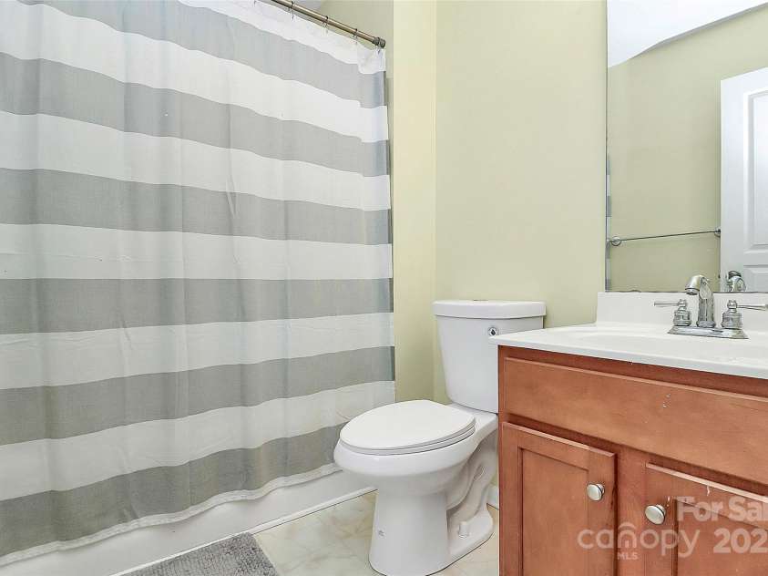 18710 Coverdale Court, Cornelius, NC 28031.  MLS# CAR4235258, YatesRealty ID 5118. Hallway Full Bath with Tub/Shower Combo!
