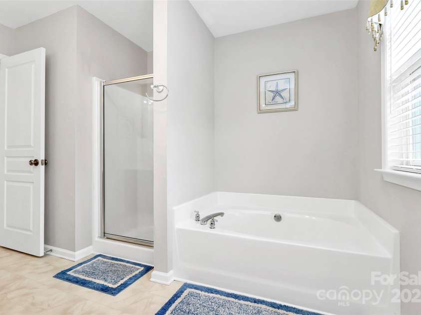 18710 Coverdale Court, Cornelius, NC 28031.  MLS# CAR4235258, YatesRealty ID 5118. Primary En-Suite Bath with Garden Tub!