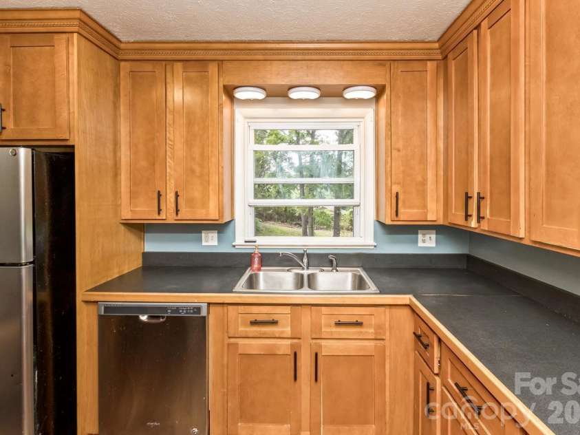 31 Wilmington Road, Asheville, NC 28803.  MLS# CAR4424630, YatesRealty ID 51182. 