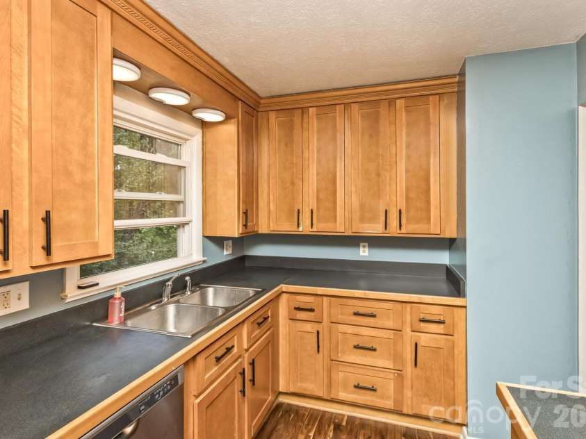 31 Wilmington Road, Asheville, NC 28803.  MLS# CAR4424630, YatesRealty ID 51182. 