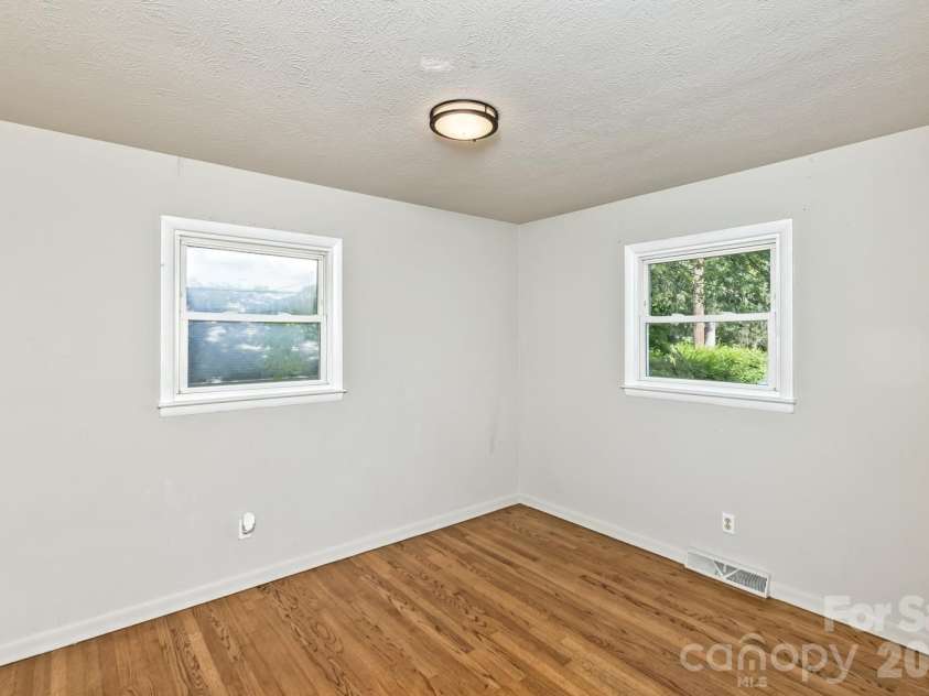 31 Wilmington Road, Asheville, NC 28803.  MLS# CAR4424630, YatesRealty ID 51182. 