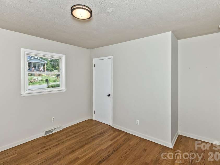 31 Wilmington Road, Asheville, NC 28803.  MLS# CAR4424630, YatesRealty ID 51182. 