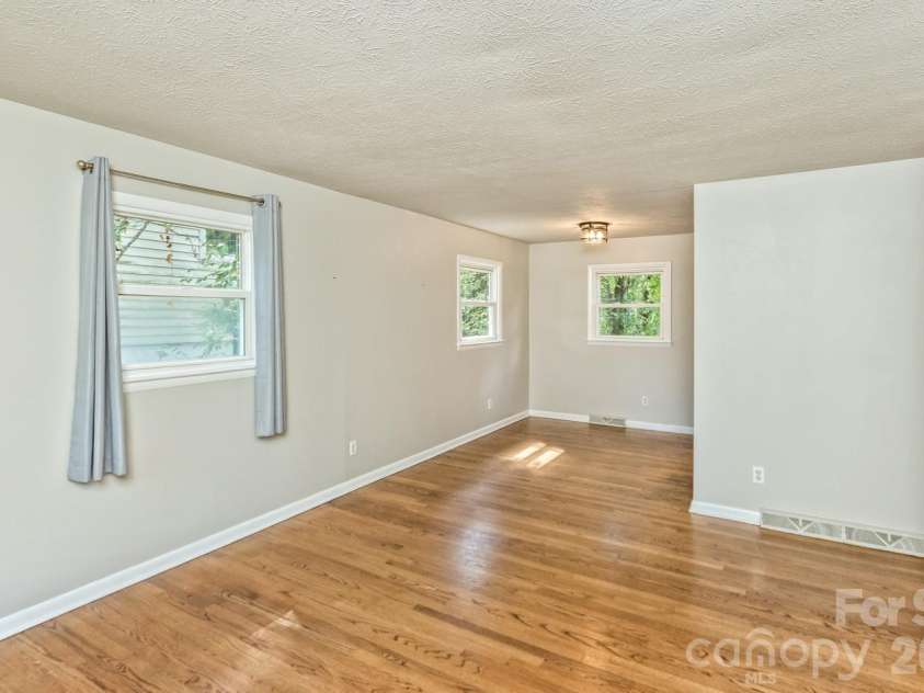 31 Wilmington Road, Asheville, NC 28803.  MLS# CAR4424630, YatesRealty ID 51182. Front Yar
