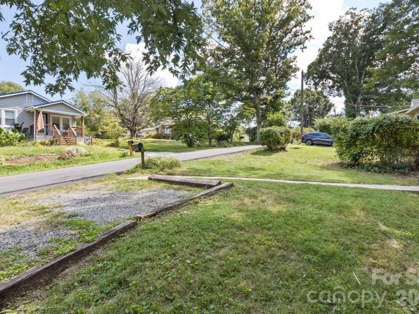 31 Wilmington Road, Asheville, NC 28803.  MLS# CAR4424630, YatesRealty ID 51182. Front yard
