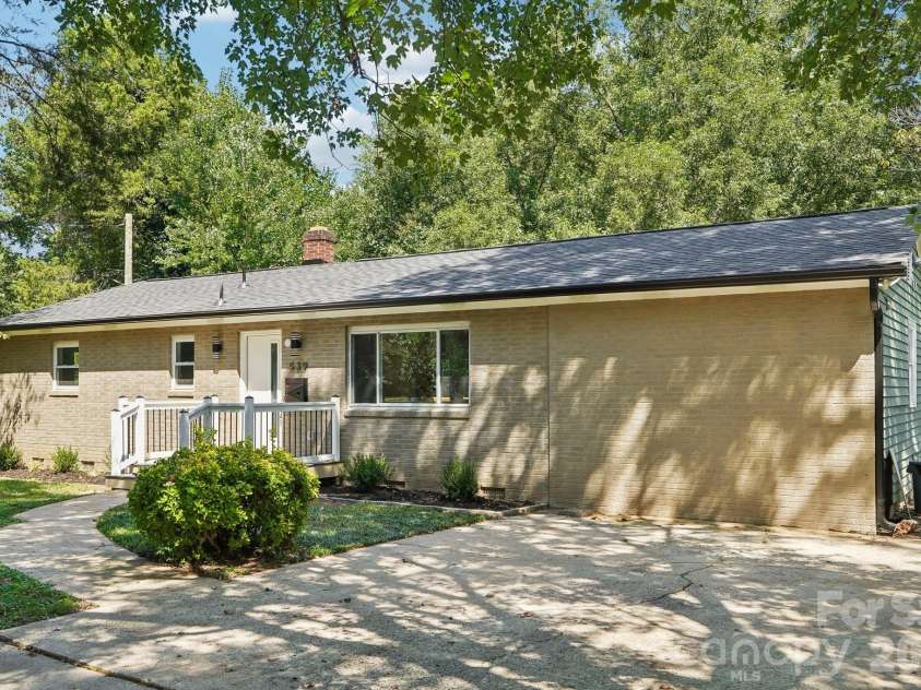 539 Frank Drive, Charlotte, NC 28215.  MLS# CAR4424356, YatesRealty ID 51186. 