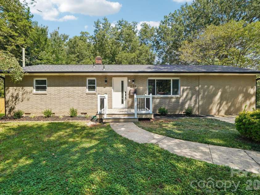 539 Frank Drive, Charlotte, NC 28215.  MLS# CAR4424356, YatesRealty ID 51186. 