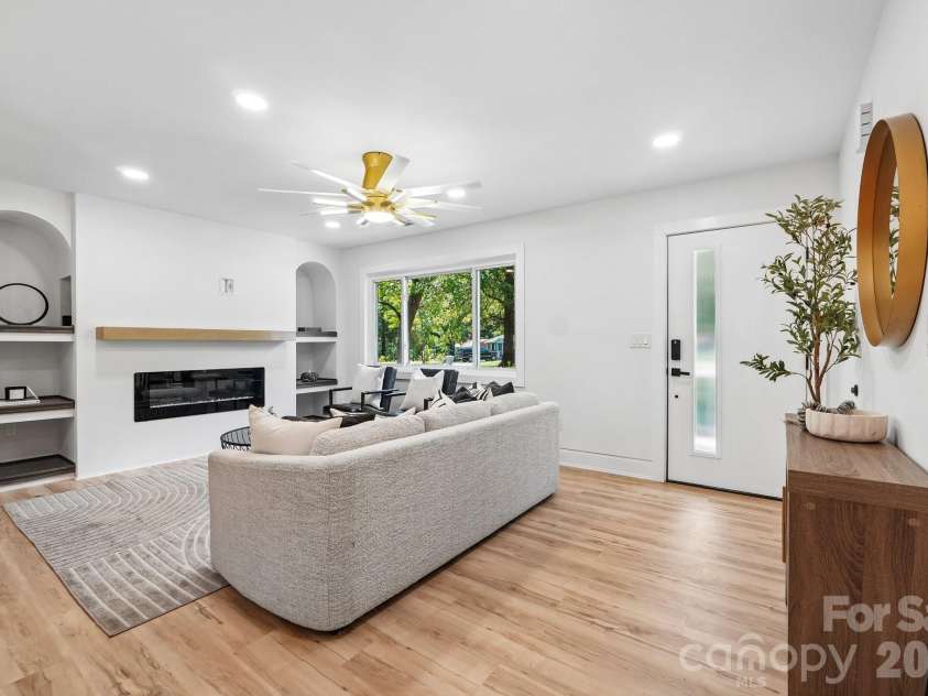 539 Frank Drive, Charlotte, NC 28215.  MLS# CAR4424356, YatesRealty ID 51186. 