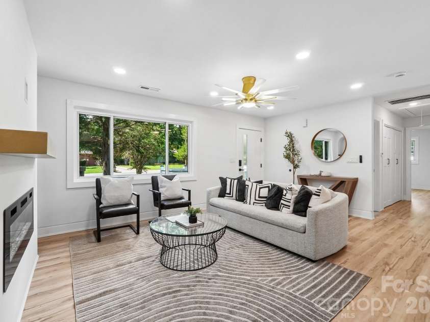 539 Frank Drive, Charlotte, NC 28215.  MLS# CAR4424356, YatesRealty ID 51186. 