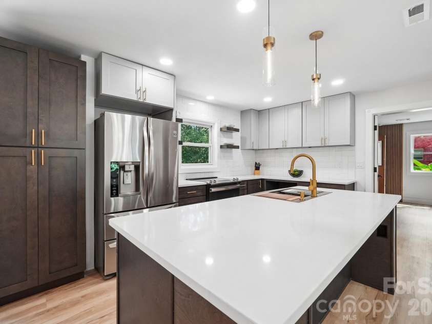 539 Frank Drive, Charlotte, NC 28215.  MLS# CAR4424356, YatesRealty ID 51186. 
