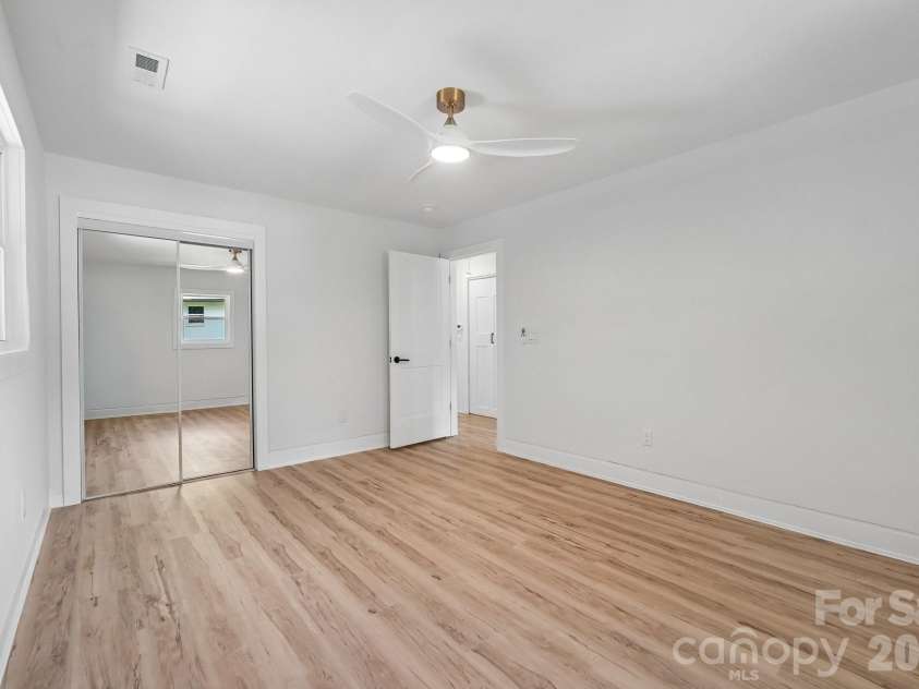 539 Frank Drive, Charlotte, NC 28215.  MLS# CAR4424356, YatesRealty ID 51186. 