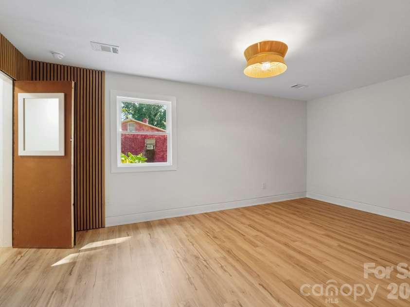 539 Frank Drive, Charlotte, NC 28215.  MLS# CAR4424356, YatesRealty ID 51186. 