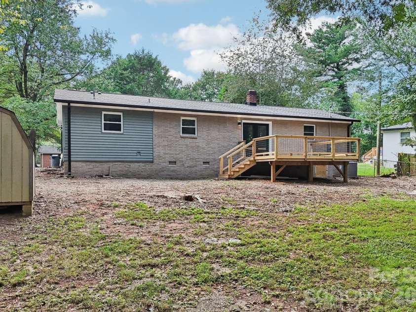 539 Frank Drive, Charlotte, NC 28215.  MLS# CAR4424356, YatesRealty ID 51186. 
