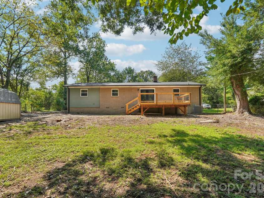 539 Frank Drive, Charlotte, NC 28215.  MLS# CAR4424356, YatesRealty ID 51186. 