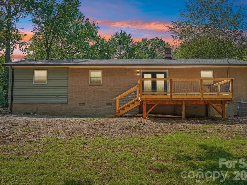 539 Frank Drive, Charlotte, NC 28215.  MLS# CAR4424356, YatesRealty ID 51186. 