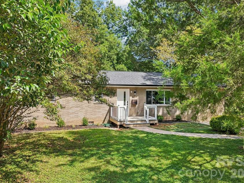 539 Frank Drive, Charlotte, NC 28215.  MLS# CAR4424356, YatesRealty ID 51186. 