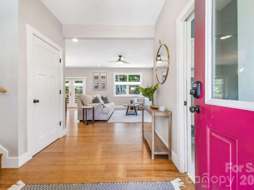 27 Hubbard Avenue, Asheville, NC 28806.  MLS# CAR4416659, YatesRealty ID 51187. Entranceway