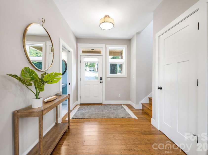 27 Hubbard Avenue, Asheville, NC 28806.  MLS# CAR4416659, YatesRealty ID 51187. Entranceway