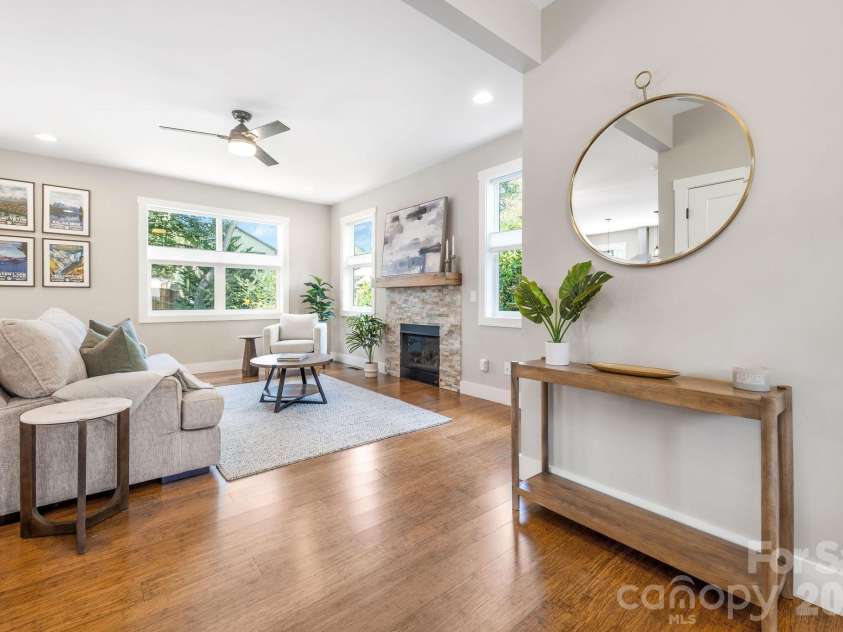 27 Hubbard Avenue, Asheville, NC 28806.  MLS# CAR4416659, YatesRealty ID 51187. Entranceway