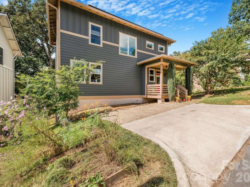 27 Hubbard Avenue, Asheville, NC 28806.  MLS# CAR4416659, YatesRealty ID 51187. Front 0f House