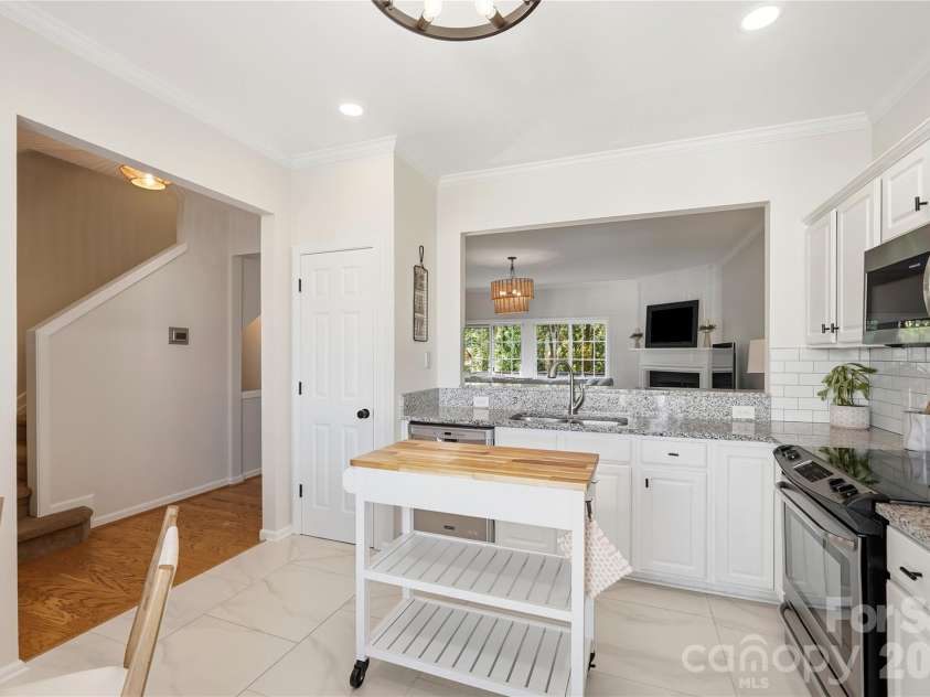 5325 Dockery Drive, Charlotte, NC 28209.  MLS# CAR4424752, YatesRealty ID 51188. 