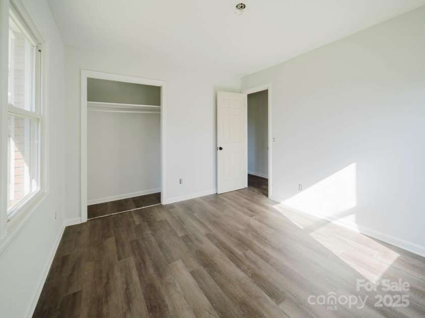 85,89 Old Farm Circle, Hendersonville, NC 28792.  MLS# CAR4195496, YatesRealty ID 5119. 