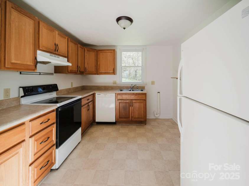 85,89 Old Farm Circle, Hendersonville, NC 28792.  MLS# CAR4195496, YatesRealty ID 5119. 