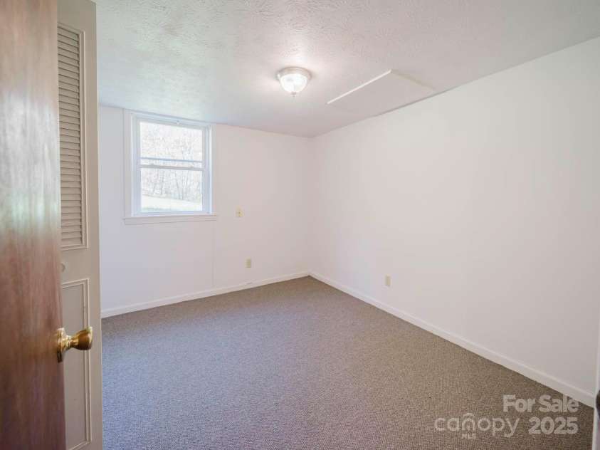 85,89 Old Farm Circle, Hendersonville, NC 28792.  MLS# CAR4195496, YatesRealty ID 5119. 