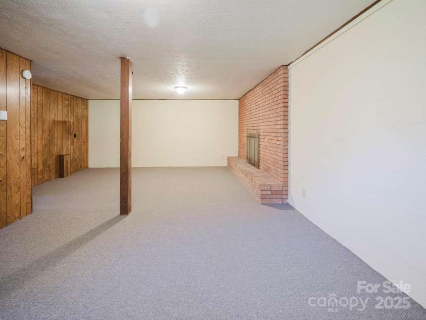 85,89 Old Farm Circle, Hendersonville, NC 28792.  MLS# CAR4195496, YatesRealty ID 5119. 