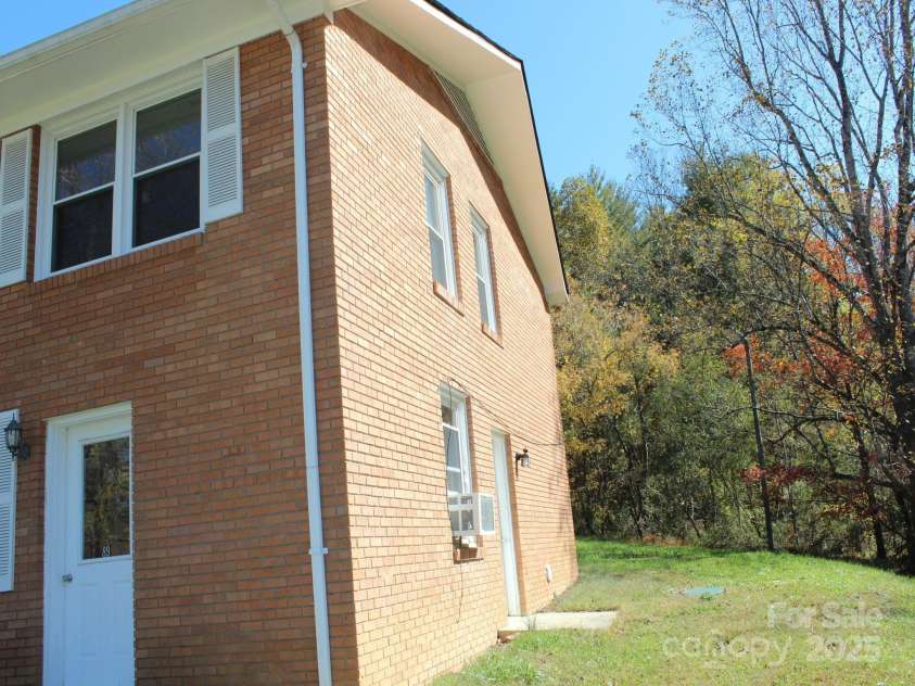 85,89 Old Farm Circle, Hendersonville, NC 28792.  MLS# CAR4195496, YatesRealty ID 5119. Apartment entry