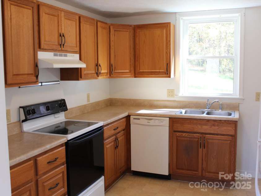 85,89 Old Farm Circle, Hendersonville, NC 28792.  MLS# CAR4195496, YatesRealty ID 5119. Apt kitchen