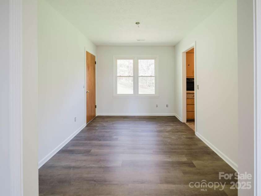 85,89 Old Farm Circle, Hendersonville, NC 28792.  MLS# CAR4195496, YatesRealty ID 5119. Dining Area