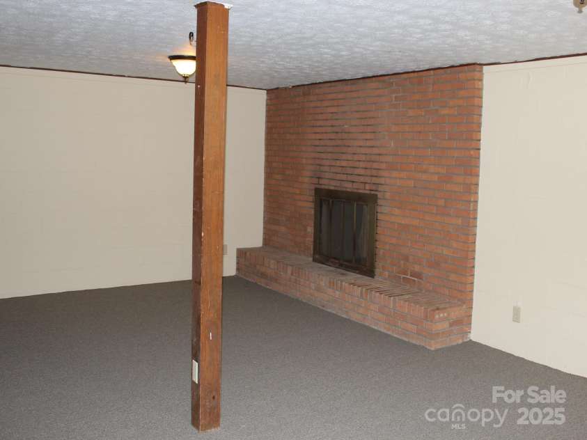 85,89 Old Farm Circle, Hendersonville, NC 28792.  MLS# CAR4195496, YatesRealty ID 5119. Family room in apt