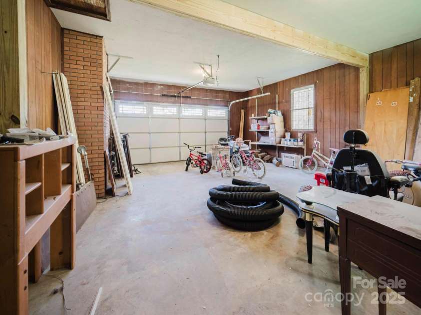 85,89 Old Farm Circle, Hendersonville, NC 28792.  MLS# CAR4195496, YatesRealty ID 5119. Garage