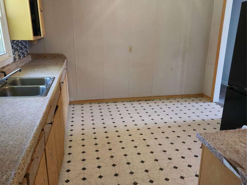 85,89 Old Farm Circle, Hendersonville, NC 28792.  MLS# CAR4195496, YatesRealty ID 5119. Kitchen opens to dining area