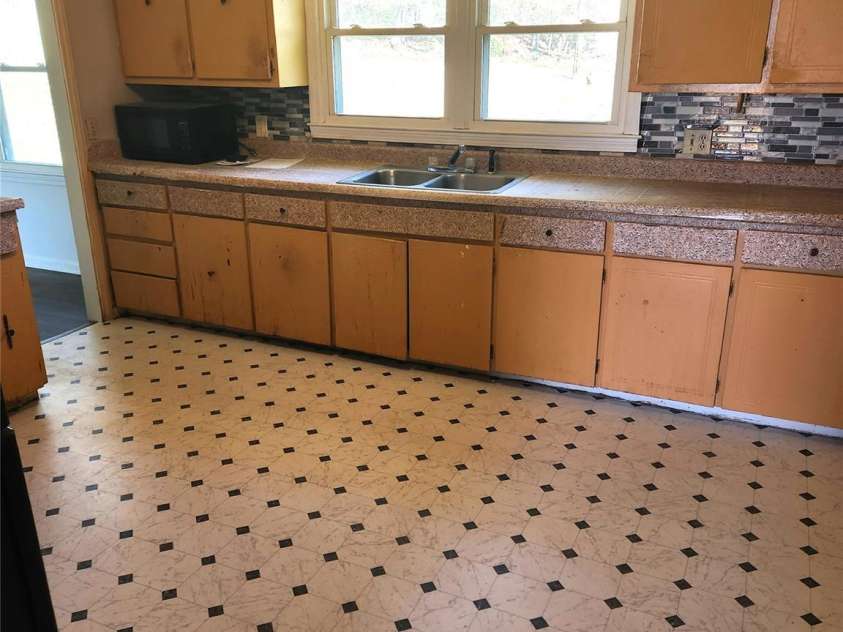 85,89 Old Farm Circle, Hendersonville, NC 28792.  MLS# CAR4195496, YatesRealty ID 5119. Kitchen view from entry