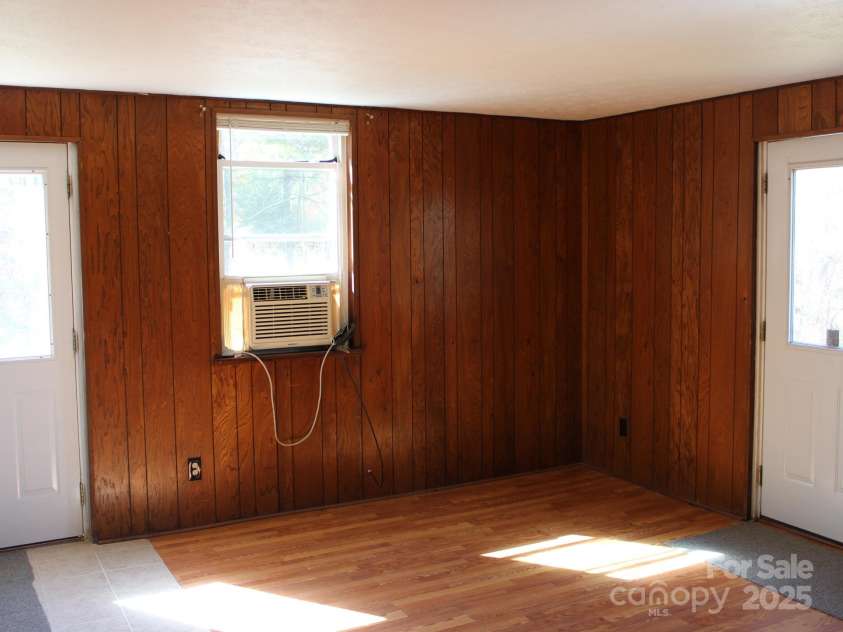 85,89 Old Farm Circle, Hendersonville, NC 28792.  MLS# CAR4195496, YatesRealty ID 5119. Living room