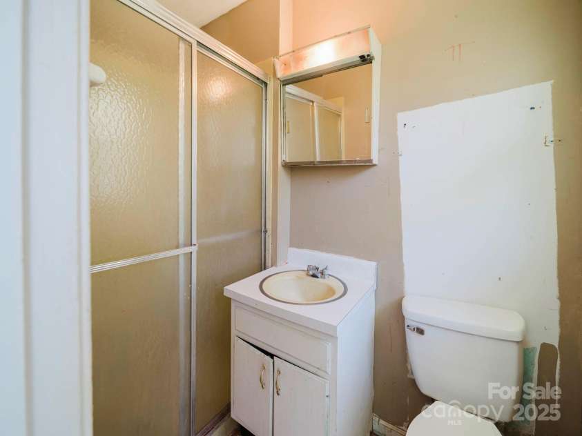 85,89 Old Farm Circle, Hendersonville, NC 28792.  MLS# CAR4195496, YatesRealty ID 5119. Primary bath