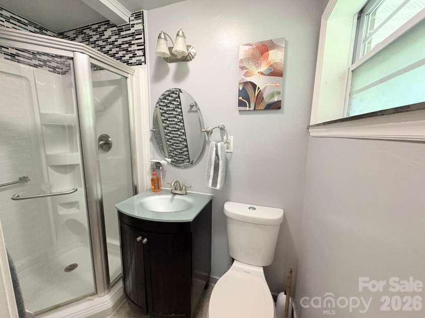 818 Hillcrest Avenue, Gastonia, NC 28052.  MLS# CAR4424650, YatesRealty ID 51192. BATHROON THIRD ROOM