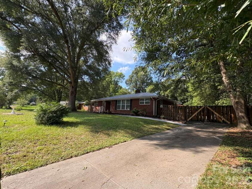 818 Hillcrest Avenue, Gastonia, NC 28052.  MLS# CAR4424650, YatesRealty ID 51192. DRIVEWAY