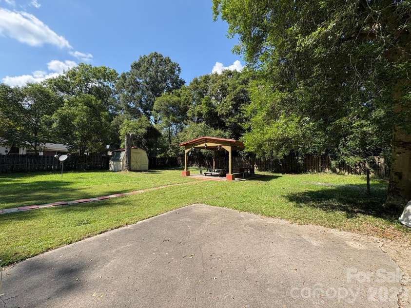 818 Hillcrest Avenue, Gastonia, NC 28052.  MLS# CAR4424650, YatesRealty ID 51192. FENCED PARKING