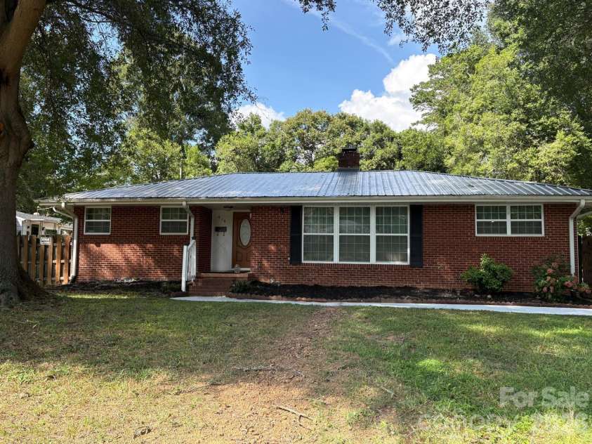 818 Hillcrest Avenue, Gastonia, NC 28052.  MLS# CAR4424650, YatesRealty ID 51192. HOUSE FRONTVIEW