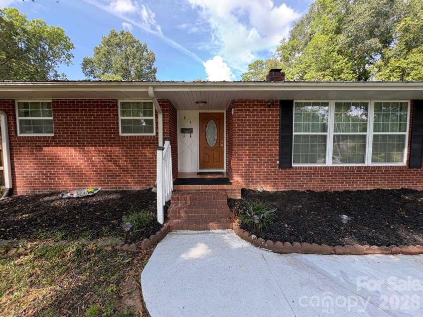 818 Hillcrest Avenue, Gastonia, NC 28052.  MLS# CAR4424650, YatesRealty ID 51192. HOUSE FRONTVIEW