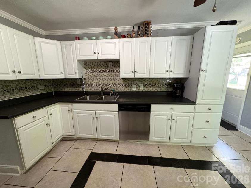 818 Hillcrest Avenue, Gastonia, NC 28052.  MLS# CAR4424650, YatesRealty ID 51192. KITCHEN