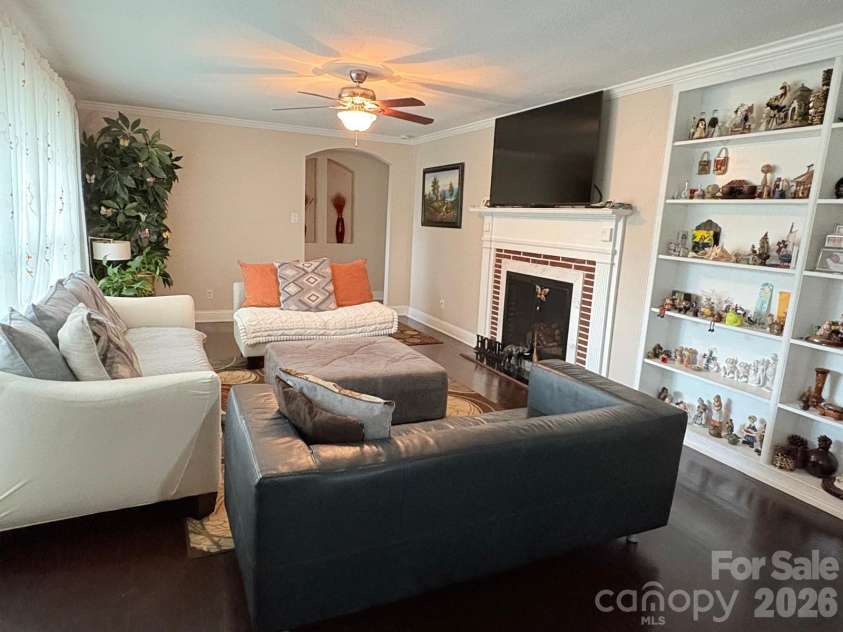 818 Hillcrest Avenue, Gastonia, NC 28052.  MLS# CAR4424650, YatesRealty ID 51192. LIVING ROOM
