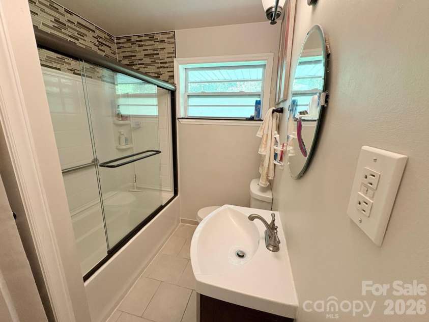 818 Hillcrest Avenue, Gastonia, NC 28052.  MLS# CAR4424650, YatesRealty ID 51192. MAIN BATHROOM