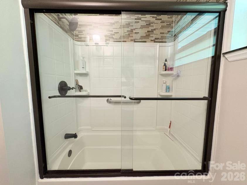 818 Hillcrest Avenue, Gastonia, NC 28052.  MLS# CAR4424650, YatesRealty ID 51192. MAIN BATHROOM