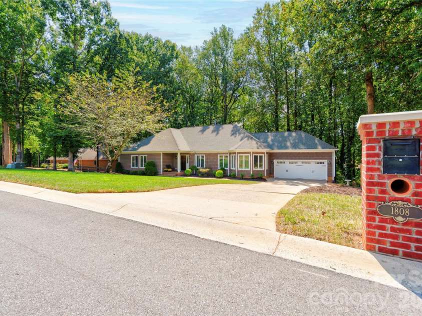 1808 Arbor Way Drive, Shelby, NC 28150.  MLS# CAR4425151, YatesRealty ID 51197. Front Right