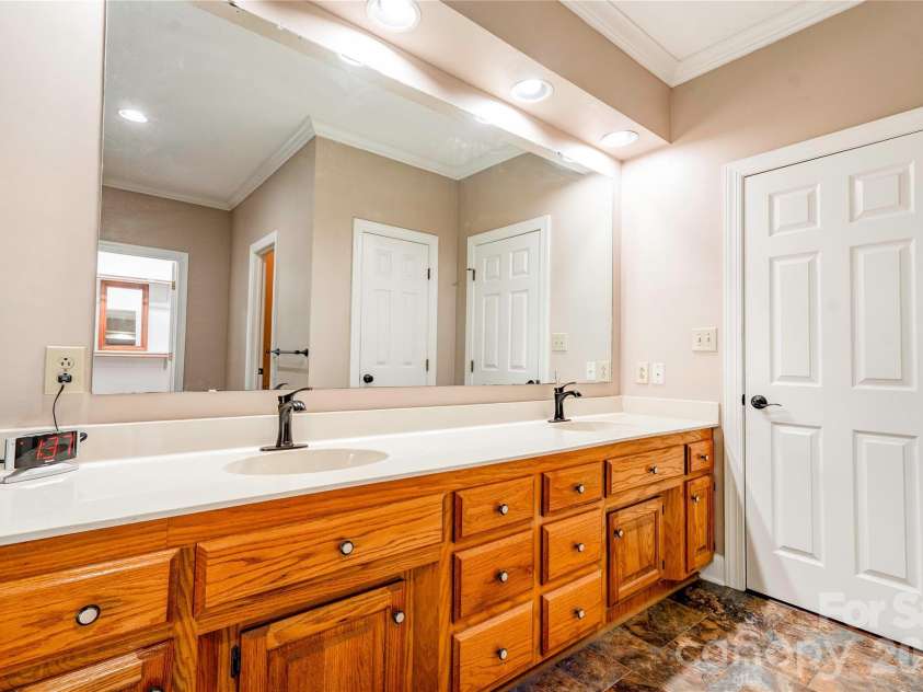 1808 Arbor Way Drive, Shelby, NC 28150.  MLS# CAR4425151, YatesRealty ID 51197. Primary Bathroom